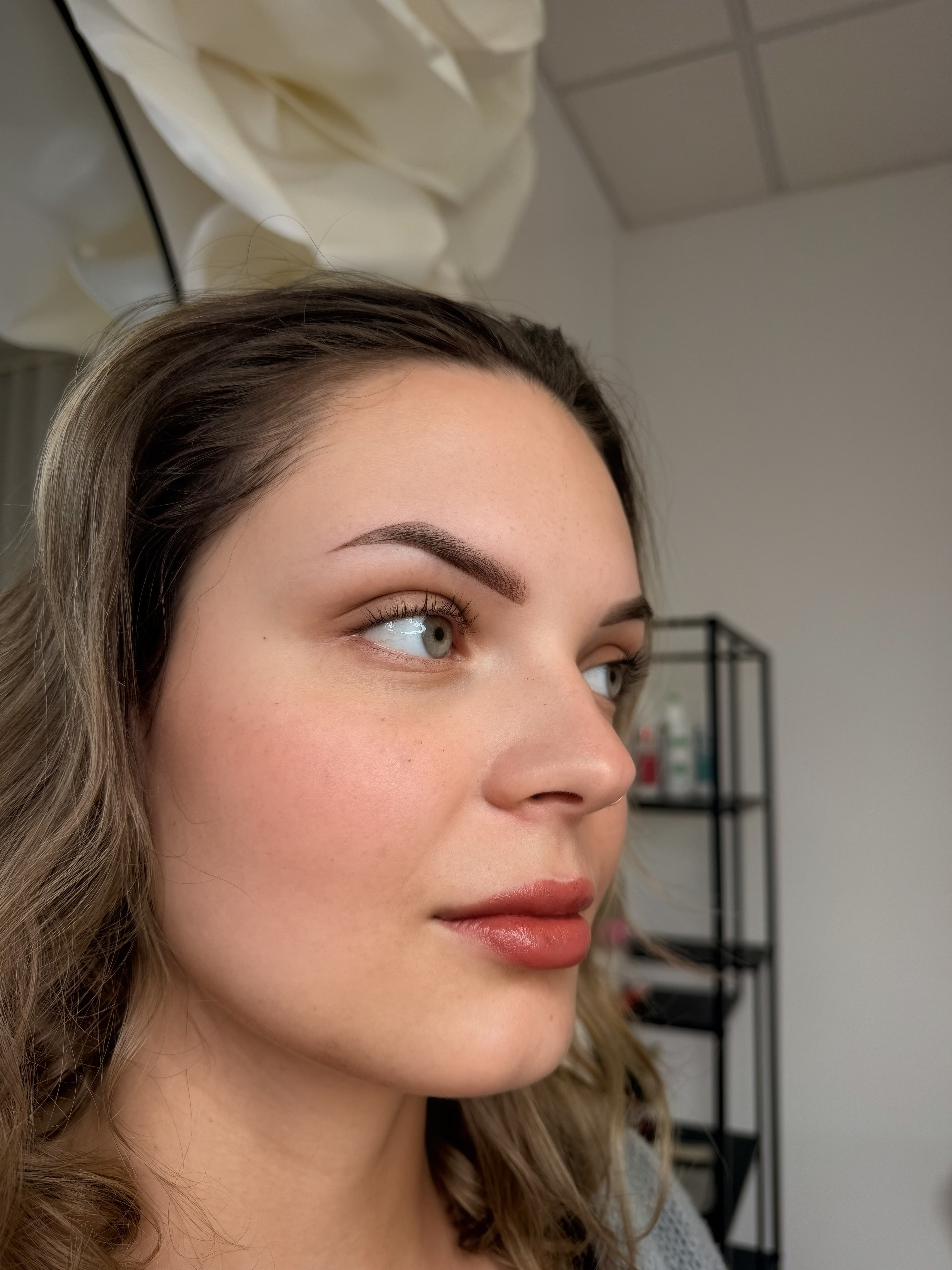 Permanent Make-up der Augenbrauen, natürliches Ergebnis nach der Behandlung